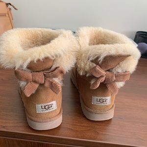Bow Uggs! 🎀🖤